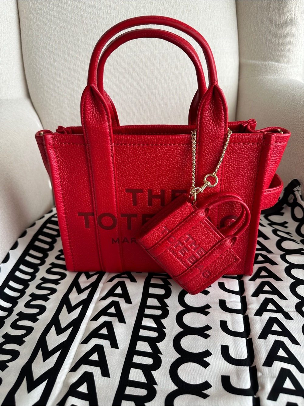 MARC JACOBS THE LEATHER SMALL TOTE BAG IN TRUE RED